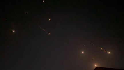 Des déflagrations dans le ciel d'Hébron (Cisjordanie occupée), lors de l'interception de drones et missiles tirés par l'Iran contre Israël, le 14 avril 2024. (AFPTV)