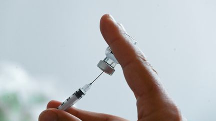 Un médecin prépare une dose de vaccin Pfizer à la préfecture de Lille, le 30 juillet 2021. (DENIS CHARLET / AFP)