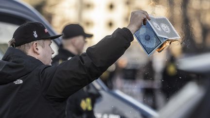 Rasmus Paludan, le leader du parti danois d'extrême droite Ligne dure, en train de brûler un Coran devant l'ambassade de Turquie à Copenhague, au Danemark, le 27 janvier 2023. (OLAFUR STEINAR GESTSSON / RITZAU SCANPIX)