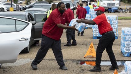 Une distribution d'eau à Jackson, dans le Mississippi (Etats-Unis), le 31 août 2022.&nbsp; (BRAD VEST / GETTY IMAGES NORTH AMERICA / AFP)