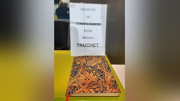 Le registre de condolèances après le décès de la magistrate Marie Truchet au tribunal de Nanterre, novembre 2022. (MATHILDE LEMAIRE / RADIO FRANCE)