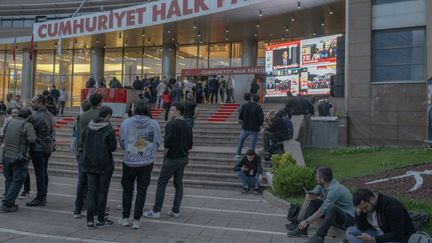 Le siège du CHP, le parti de Kemal Kiliçdaroglu, à Istanbul, le 28 mai 2023, lors de la défaite du candidat face à Recep Tayyip Erdogan. (BULENT KILIC / AFP)