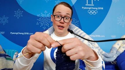 L'entraîneur finlandais Antti Koskinen&nbsp;tricote pendant une conférence de presse à Pyeongchang (Corée du Sud), le 14 février 2018. (ERIC GAILLARD / REUTERS)