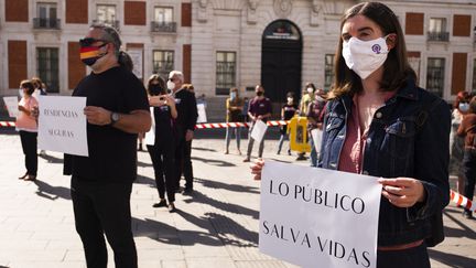 Des manifestants protestent contre les restrictions décidées pour la ville de Madrid, en Espagne, dimanche 27 septembre 2020.&nbsp;&nbsp; (OSCAR GONZALEZ / NURPHOTO / AFP)