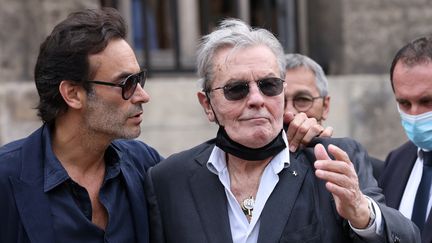 Alain Delon et son fils Anthony Delon (à gauche), lors de l'enterrement de Jean-Paul Belmondo, à Paris, le 10 septembre 2021. (THOMAS COEX / AFP)