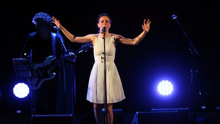 Emilie Loizeau, chanteuse au festival "Jazz à Carthage" à Tunis (Tunisie), le 7 avril 2018. (MOHAMED MESSARA / EPA)