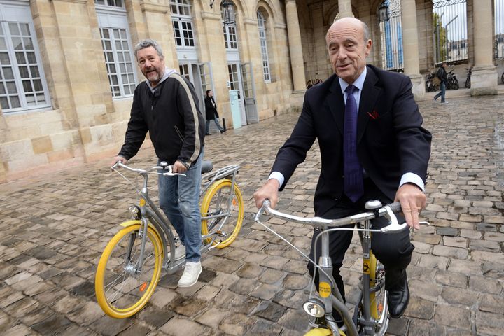 Le maire de Bordeaux Alain Juppé et le designer Philippe Starck font du Pibal.
 (Mehdi Fedouach / AFP)