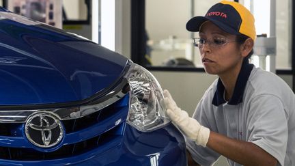 Une salari&eacute;e de Toyota dans une usine du constructeur japonais, &agrave; Sorocaba,&nbsp;au Br&eacute;sil, le 9 ao&ucirc;t 2012. (YASUYOSHI CHIBA / AFP)