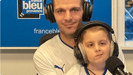 Le père de Kenzo et son fils en studio dans l'émission "100% OM" sur France Bleu Provence (OMAR KEDDADOUCHE / RADIO FRANCE)