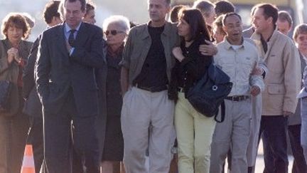 Jean-Jacques Legarrec (centre) à son retour à Paris, après 74 jours de détention à Jolo (2000) (AFP/François Guillot)