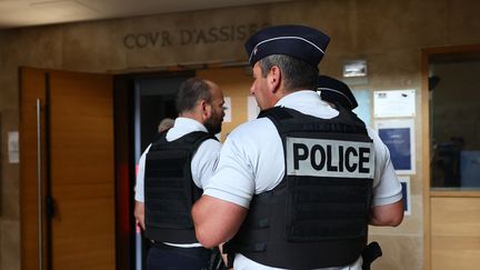 Des policiers devant l'entrée de la cour d'appel d'Aix-en-Provence, le 3 juillet 2023. (CLEMENT MAHOUDEAU / AFP)