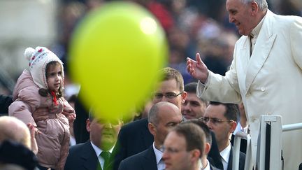 Le pape Fran&ccedil;ois salue la foule &agrave; son arriv&eacute;e place Saint-Pierre (Vatican), le 26 f&eacute;vrier 2014. (VINCENZO PINTO / AFP)