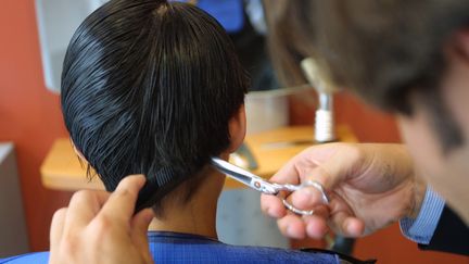 La baisse de fréquentation dans le centre-ville de Toulon, liée au mouvement des "gilets jaunes", a engendré une&nbsp;chute&nbsp;du chiffre d'affaires de ce salon de coiffure selon ses gérantes. (© TIM SOMERSET/ / MAXPPP)