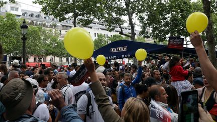 Plusieurs dizaines de "gilets jaunes" sont venus sur les Champs-Elysées pour le défilé du 14 juillet. (MAXPPP)
