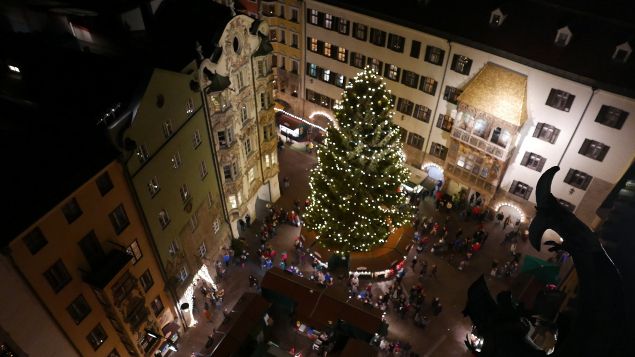 &nbsp; (Le marché de Noël et le toit d'Or vus de la Tour de la ville © Emmanuel Langlois)