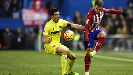 Antoine Griezmann devant le joueur de Villareal, Bruno Soriano (JAVIER SORIANO / AFP)