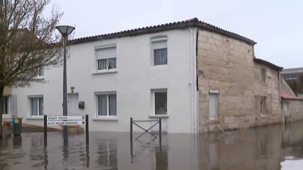 Dans la ville de Saintes, l'eau continue de monter. 200 maisons pourraient être inondées. Sur place, les habitants sont exténués. Les agents de la ville restent mobilisés pour aider la population.