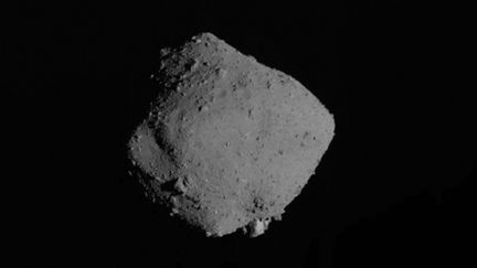 Cette photographie publiée par l'Agence japonaise d'exploration aérospatiale (JAXA) via Jiji Press le 13 novembre 2019 montre l'astéroïde Ryugu après que Hayabusa2 a quitté son orbite autour d'un astéroïde lointain et s'est dirigé vers la Terre. (HANDOUT / JAXA / AFP)