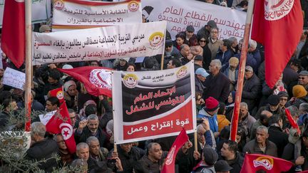 Des Tunisiens célèbrent le 9e anniversaire de la révolution dans les rues de Tunis le 14 janvier 2020. (YASSINE GAIDI / ANADOLU AGENCY)