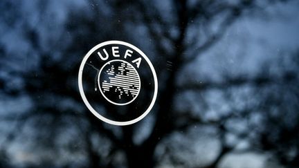 Selon le New York Times, l'UEFA souhaiterait mettre en place un fonds de secours pour venir en aide aux clubs européens, impactés par la crise sanitaire. (FABRICE COFFRINI / AFP)