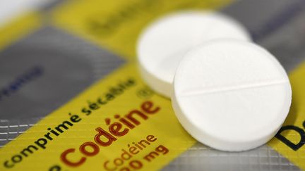 Des médicaments contenant de la codéine, dans une pharmacie de Quimper (Finistère), le 18 juillet 2017. (FRED TANNEAU / AFP)