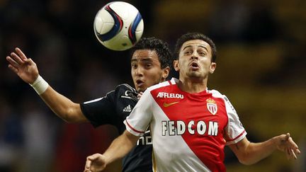 Le défenseur Rafael à la lutte avec Bernardo Silva