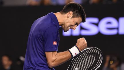 Novak Djokovic serre le poing après avoir remporté un point face à Andy Murray en finale de l'Open d'Australie le 31 javnier 2016 à Melbourne. (WILLIAM WEST / AFP)