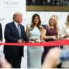 Le candidat républicain à la Maison Blanche, Donald Trump, accompagné de sa famille, inaugure un hôtel à Washington D.C. (Etats-Unis), le 26 octobre 2016. (MANUEL BALCE CENETA / AP / SIPA)