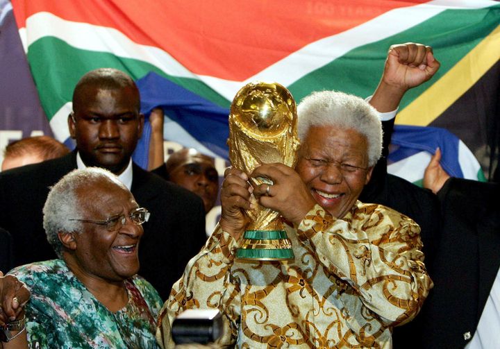 Desmond Tutu et Nelson Mandela à Zurich le 15 mai 2004. L'Afrique du Sud vient d'obtenir l'organisation de la coupe du monde de football en 2010. (FRANCK FIFE / AFP)