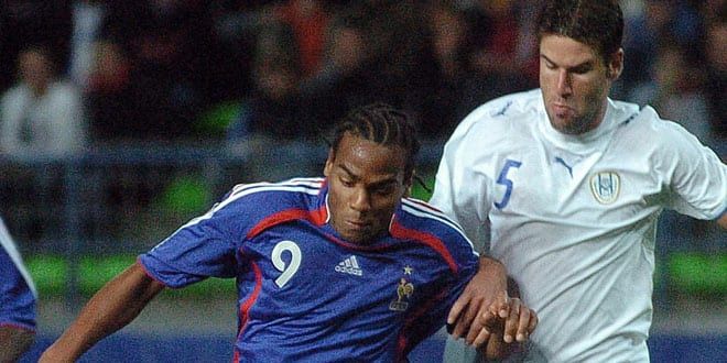 Jimmy Briand à la lutte avec le défenseur israélien Moshe Shai lors des barrages de l'Euro espoirs 2007