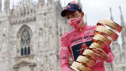 Tao Geoghegan Hart (Ineos-Grenadiers) célébrant sa victoire finale sur le Tour d'Italie 2020 en octobre dernier devant le Dôme de Milan. (LUCA BETTINI / AFP)