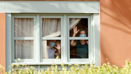 Des vacanciers confinés dans leur hôtel, le 26 février 2020, à Tenerife (Espagne). (BORJA SUAREZ / REUTERS)