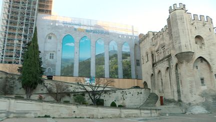 La bâche sans pub et en trompe l'oeil qui reprend les deux symboles du Vaucluse, le Mont Ventoux et les arches du Palais des Papes. (F. Renard / France Télévisions)