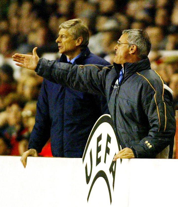 Claudio Ranieri donne ses instructions devant Arsène Wenger, en quart de finale de C1 (2004)