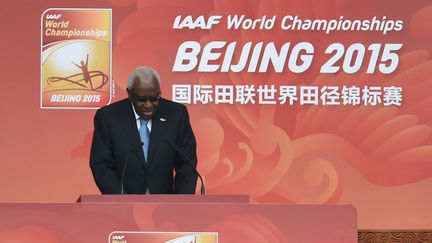 Lamine Diack, le 22 août 2015 alors président de la fédération internationale d'athlétisme, prononce un discours pour l'ouverture des championnats du monde à Pékin. (GREG BAKER / AFP)