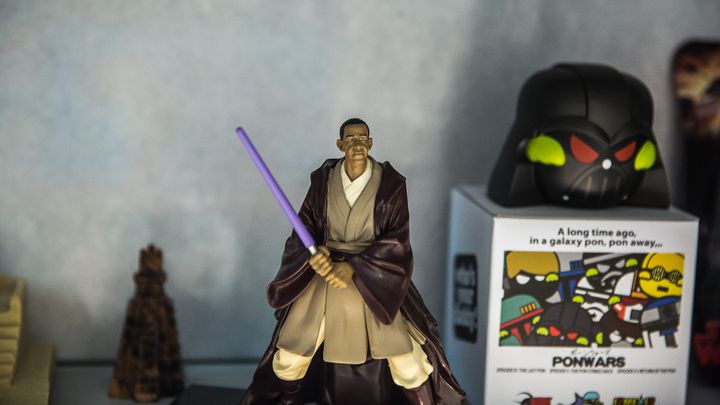 &nbsp; (Une figurine de Barack Obama en chevalier Jedi. © Radio France / Matthieu Mondoloni)