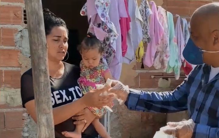 Le pasteur Jeferson Barros, opposé à la réouverture des lieux de culte, distribue des produits de première nécessité et des masques dans son quartier de Rio de Janeiro. Juin 2020&nbsp; (ARTHUR GERBAULT / RADIO FRANCE)