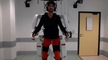 Sciences : un jeune tétraplégique arrive à marcher grâce à un exosquelette commandé par la pensée