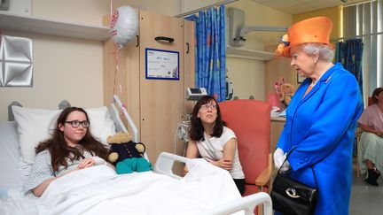 La reine Elizabeth II rend visite aux victimes de l'attentat à l'hôpital pour enfants de Manchester (Royaume-Uni), le 25 mai 2017. (PETER BYRNE / AFP)