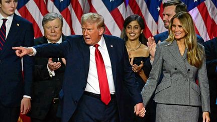 Donald Trump et  Melania Trump au West Palm Beach Convention Center, en Floride, le 6 novembre 2024. (JIM WATSON / AFP)