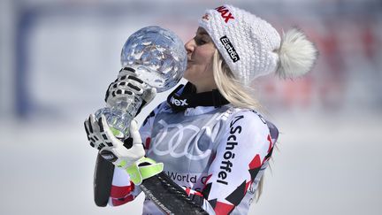 Eva-Maria Brem avec son globe de cristal du géant. (FABRICE COFFRINI / AFP)