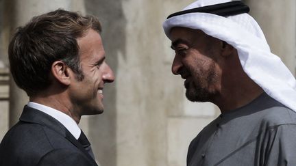 Emmanuel Macron accueille le prince héritier d'Abu Dhabi Mohammed bin Zayedà son arrivée au château de Fontainebleau, le 15 septembre 2021. (STEFANO RELLANDINI / AFP)