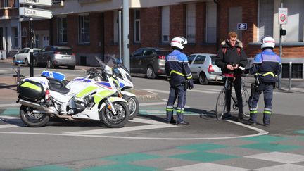 Une dizaine de policiers de Lille contrôlent, mercredi 18 mars, le respect des obligation de confinement pour prévenir le coronavirus.. Piétons, vélos et conducteurs de voitures doivent présenter l'attestation justifiant leur sortie extérieure. (FRANCOIS CORTADE / FRANCE-BLEU NORD)