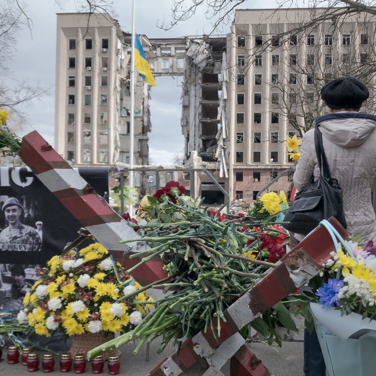 Einwohner von Mykolajiw (Ukraine) versammeln sich am 29. März 2023 vor dem Sitz der Regionalverwaltung, die vor einem Jahr Ziel eines Streiks war.  (MATHIEU DREUJOU / France Televisions)