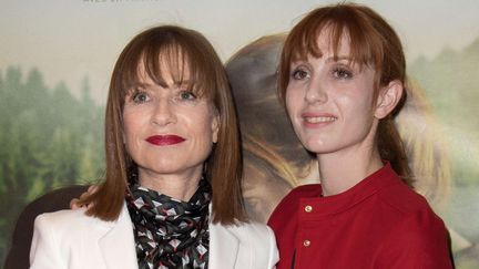 Isabelle Huppert et Lolita Chammah lors de la première de "Barrage" à Paris, le 29 Juin 2017. 
 (P. VILLARD/SIPA)