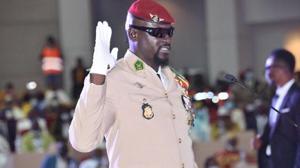 Le chef de la junte militaire, le colonel Mamady Doumbouya, prête serment en tant que président de la transition, le 1er octobre 2021 à Conakry.&nbsp; (CELLOU BINANI / AFP)