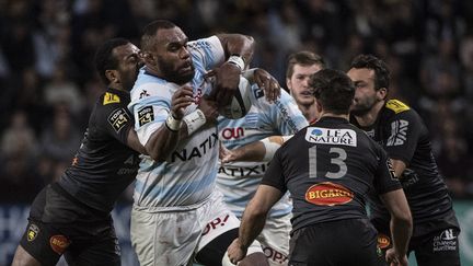 Le Racingman Nakarawa dans la défense rochelaise (CHRISTOPHE ARCHAMBAULT / AFP)