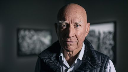 Le photographe Sebastiao Salgado lors de l'exposition&nbsp;"Gold" à Stockholm en 2019 (STINA STJERNKVIST / TT NEWS AGENCY)