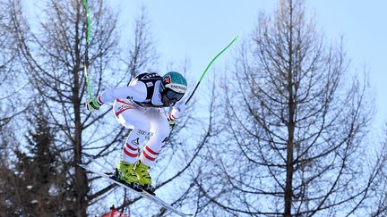 L'Autrichien Vincent Kriechmayr en plein saut en descente (TIZIANA FABI / AFP)