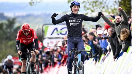 Stephen Williams célèbre sa victoire sur la ligne d'arrivée de la Flèche wallonne, le 17 avril 2024 à Huy (Belgique). (JASPER JACOBS / BELGA MAG / AFP)